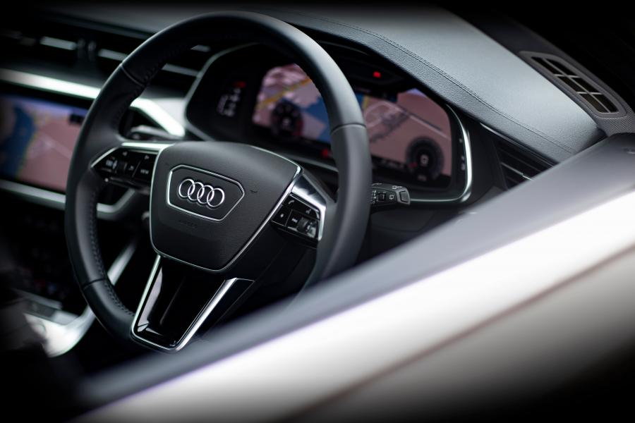 Панель приборов Audi A6 40 TDI Avant (C8) 2019 года  (JP) (фото 16 из 18)